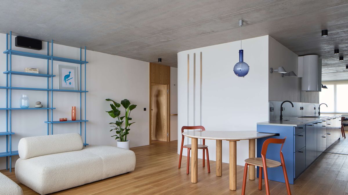 Z panelákového bytu se stalo elegantní útočiště inspirované mořem a pohybem